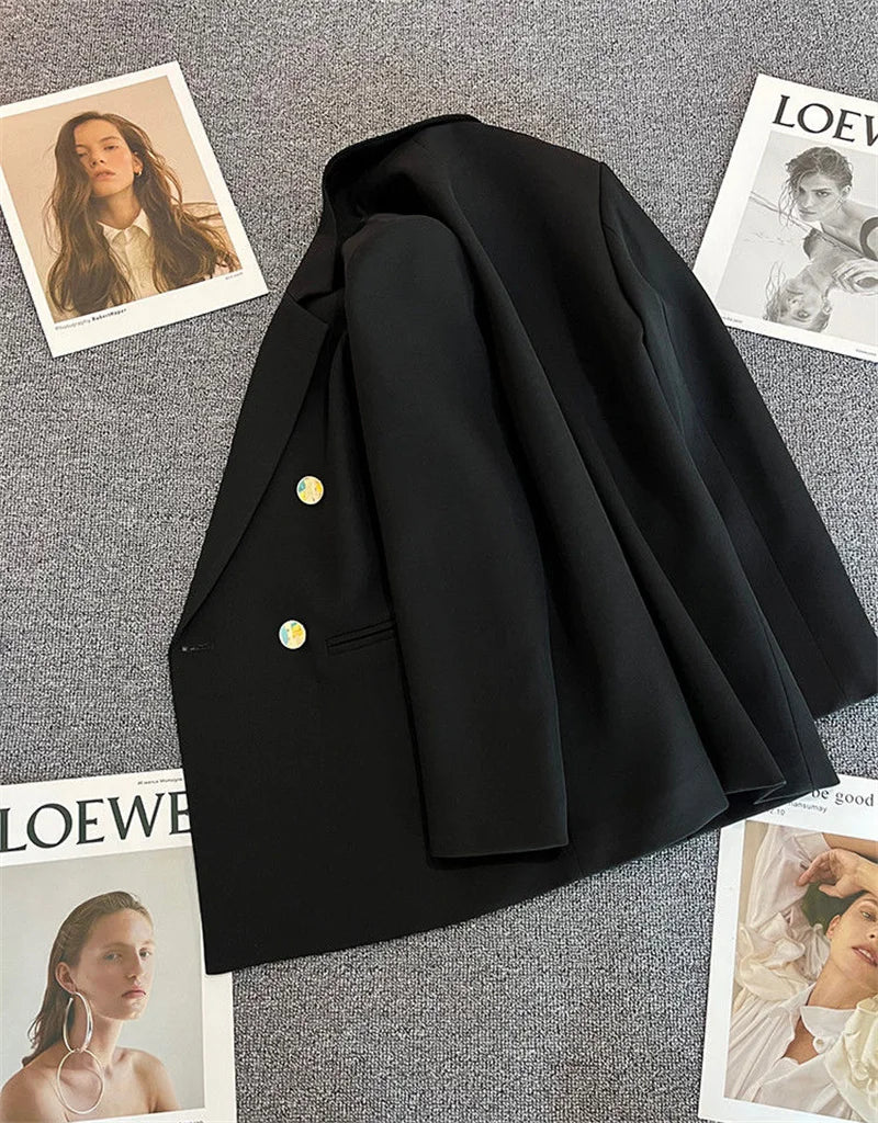 Blazer feminino elegante de manga comprida com fivela metálica. Modelagem pequena.