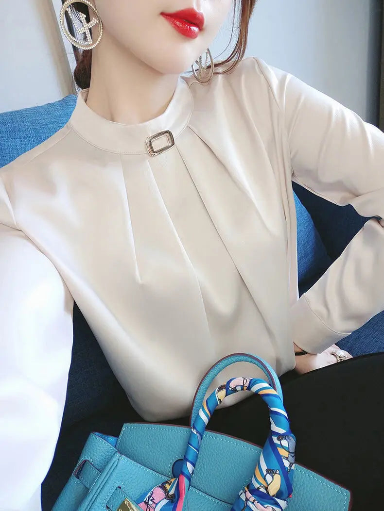 Blusa feminina de manga comprida, versátil e elegante.