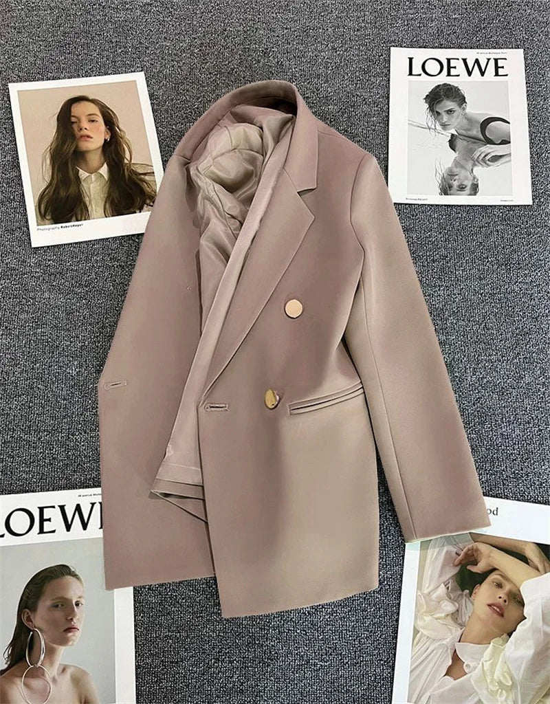 Blazer feminino elegante de manga comprida com fivela metálica. Modelagem pequena.