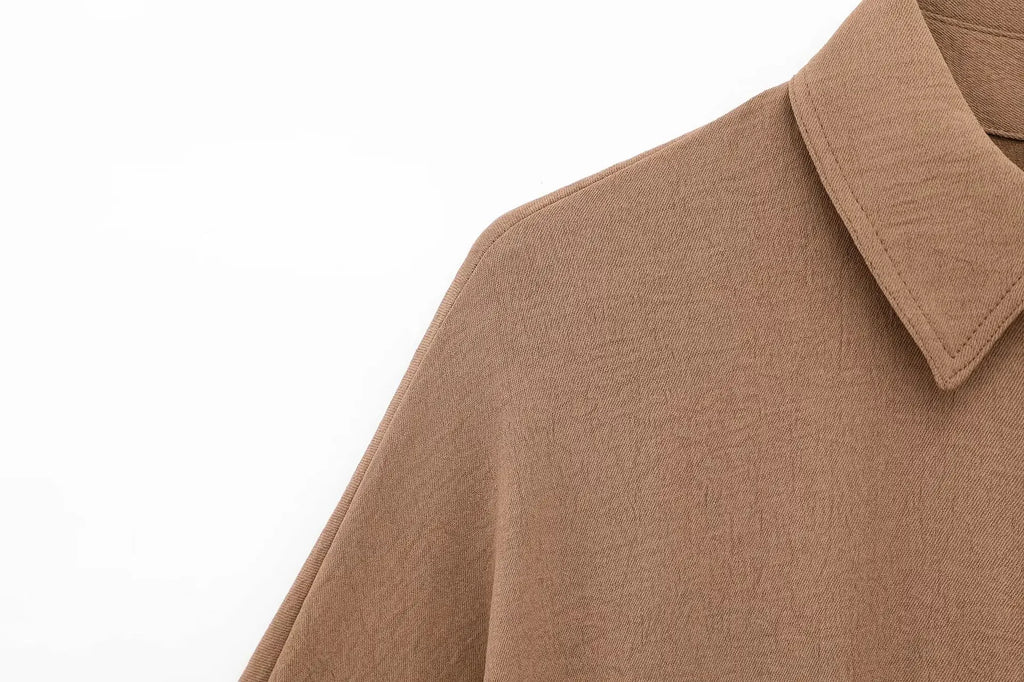 Conjunto feminino calça, com camisa de manga comprida.