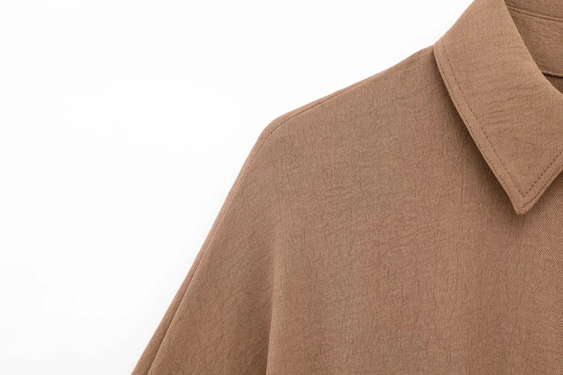 Conjunto feminino calça, com camisa de manga comprida.