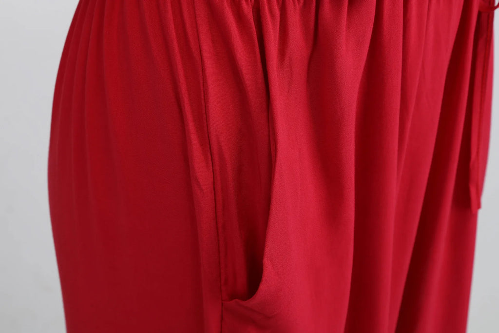 Macacão feminino sexy, com costas abertas, decote em V profundo e cordão ajustável.