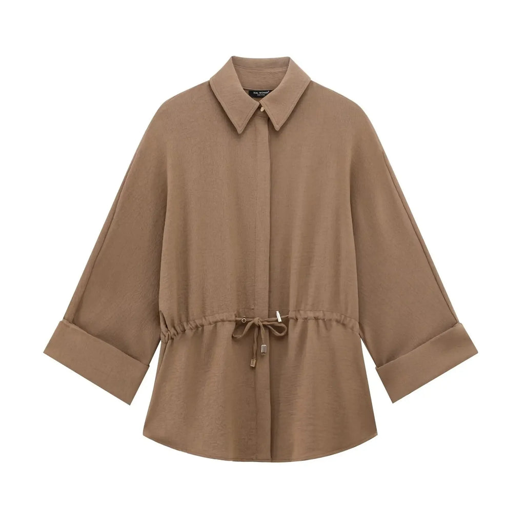 Conjunto feminino calça, com camisa de manga comprida.