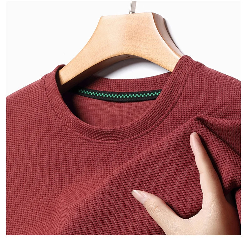 Nova camiseta masculina de manga curta com gola redonda e textura waffle para o verão.