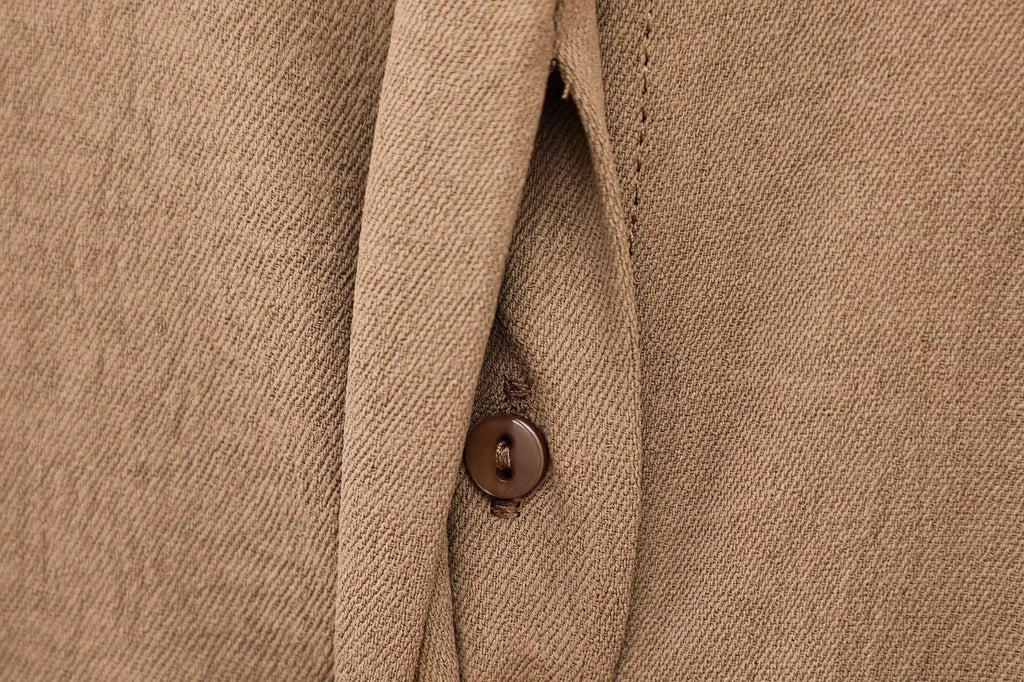 Conjunto feminino calça, com camisa de manga comprida.