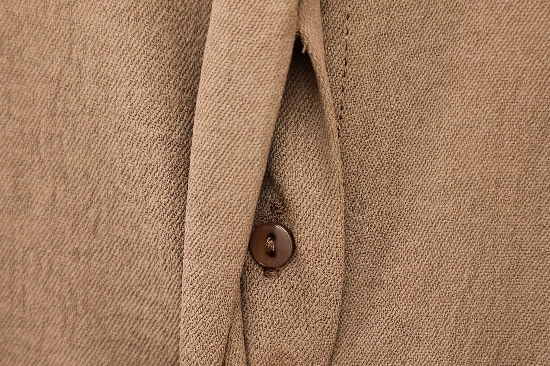 Conjunto feminino calça, com camisa de manga comprida.