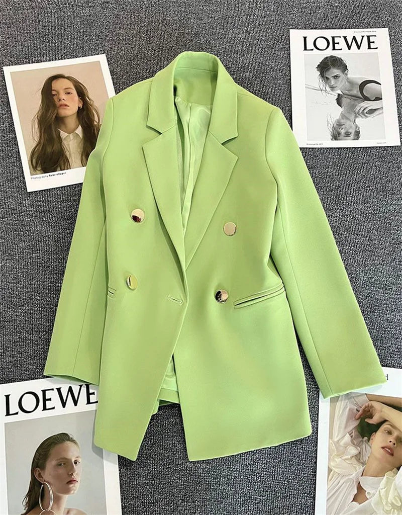 Blazer feminino elegante de manga comprida com fivela metálica. Modelagem pequena.