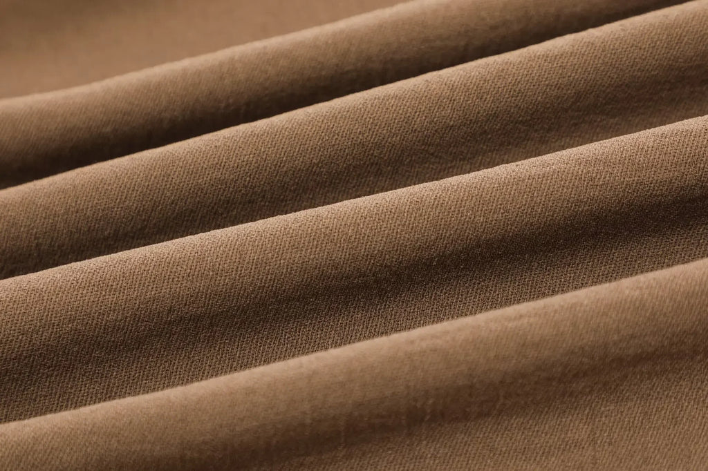 Conjunto feminino calça, com camisa de manga comprida.