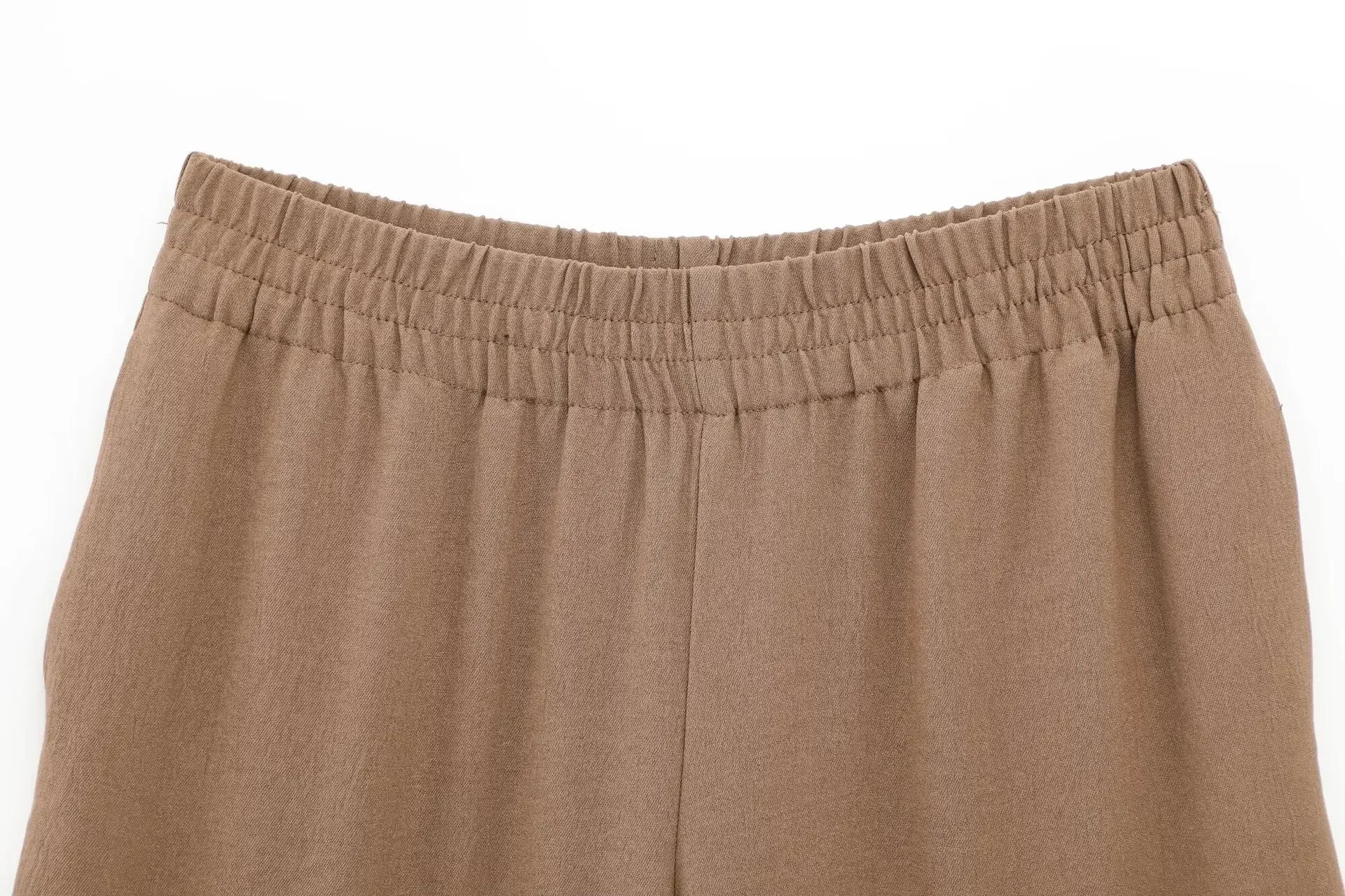 Conjunto feminino calça, com camisa de manga comprida.