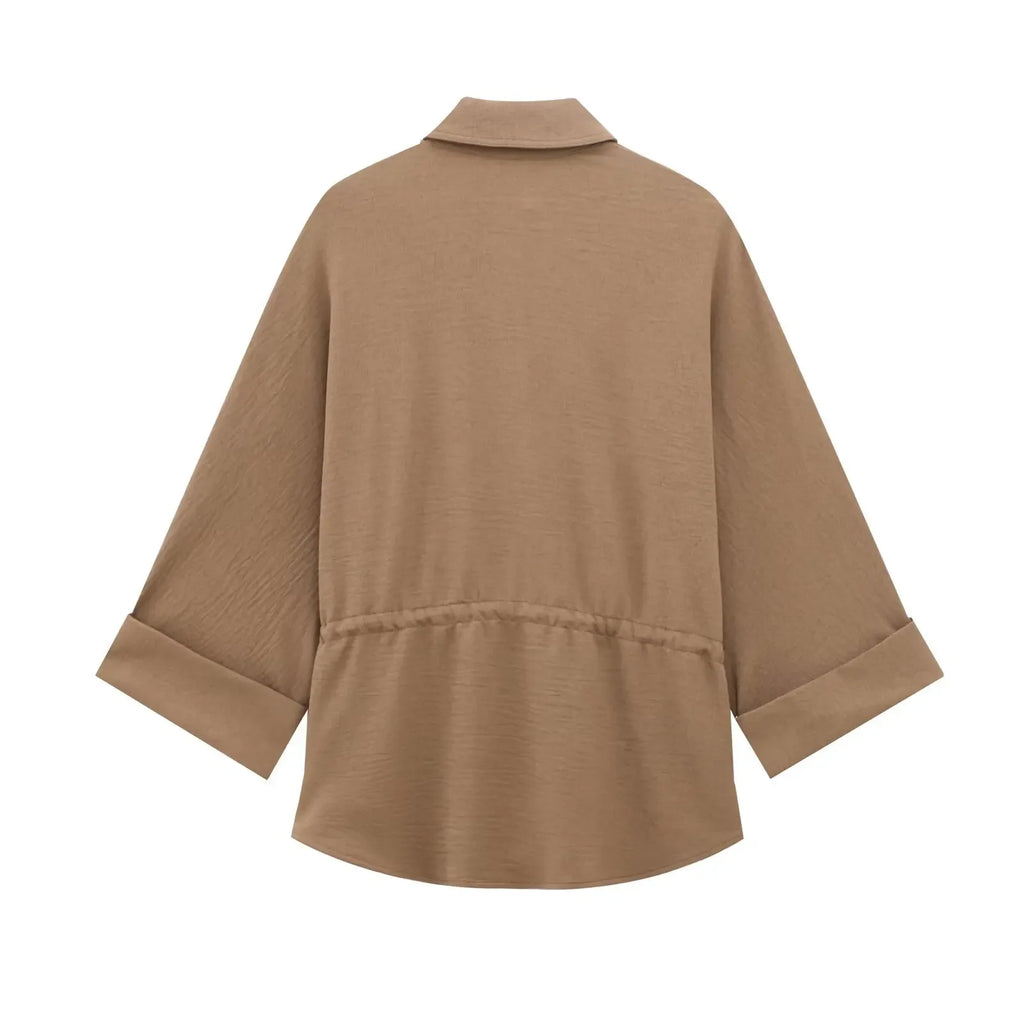 Conjunto feminino calça, com camisa de manga comprida.