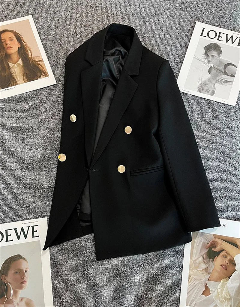 Blazer feminino elegante de manga comprida com fivela metálica. Modelagem pequena.