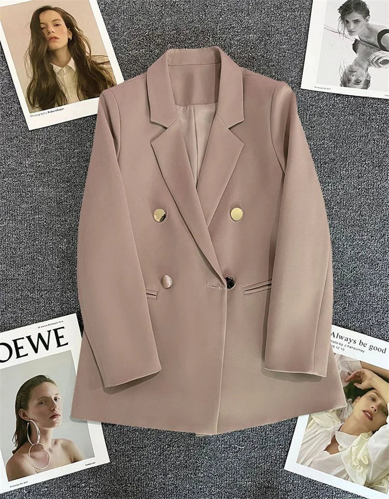 Blazer feminino elegante de manga comprida com fivela metálica. Modelagem pequena.