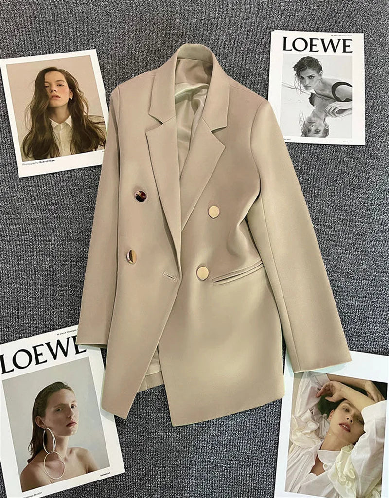 Blazer feminino elegante de manga comprida com fivela metálica. Modelagem pequena.