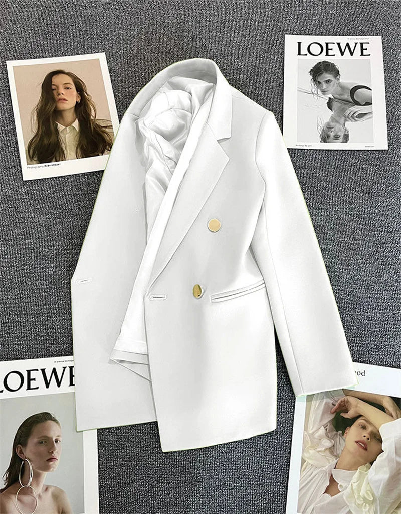 Blazer feminino elegante de manga comprida com fivela metálica. Modelagem pequena.