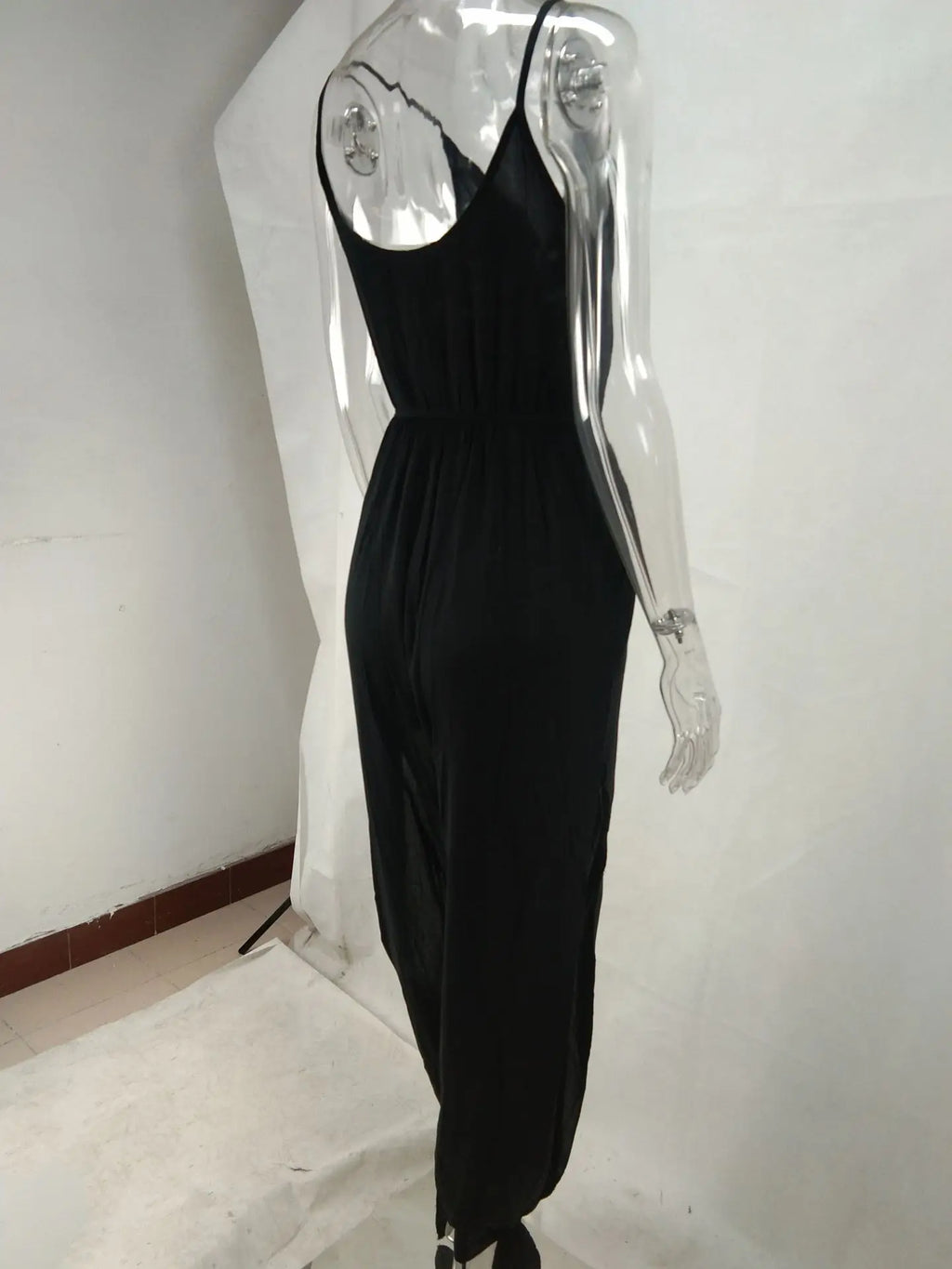 Macacão feminino sexy, com costas abertas, decote em V profundo e cordão ajustável.