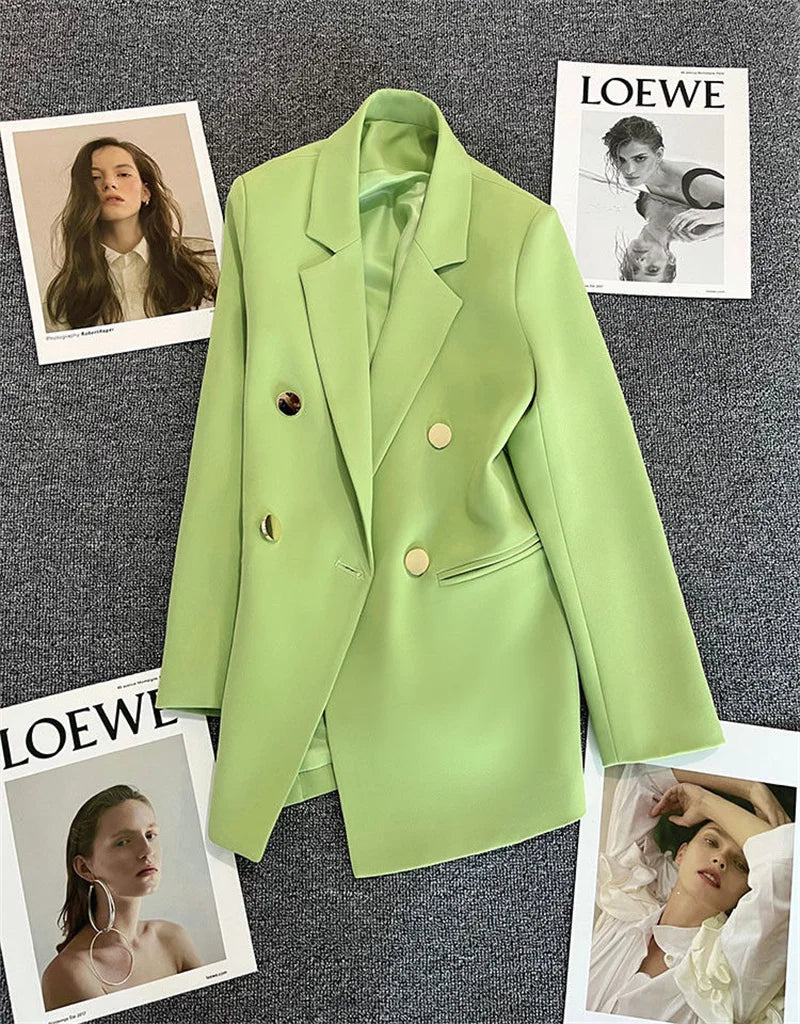 Blazer feminino elegante de manga comprida com fivela metálica. Modelagem pequena.