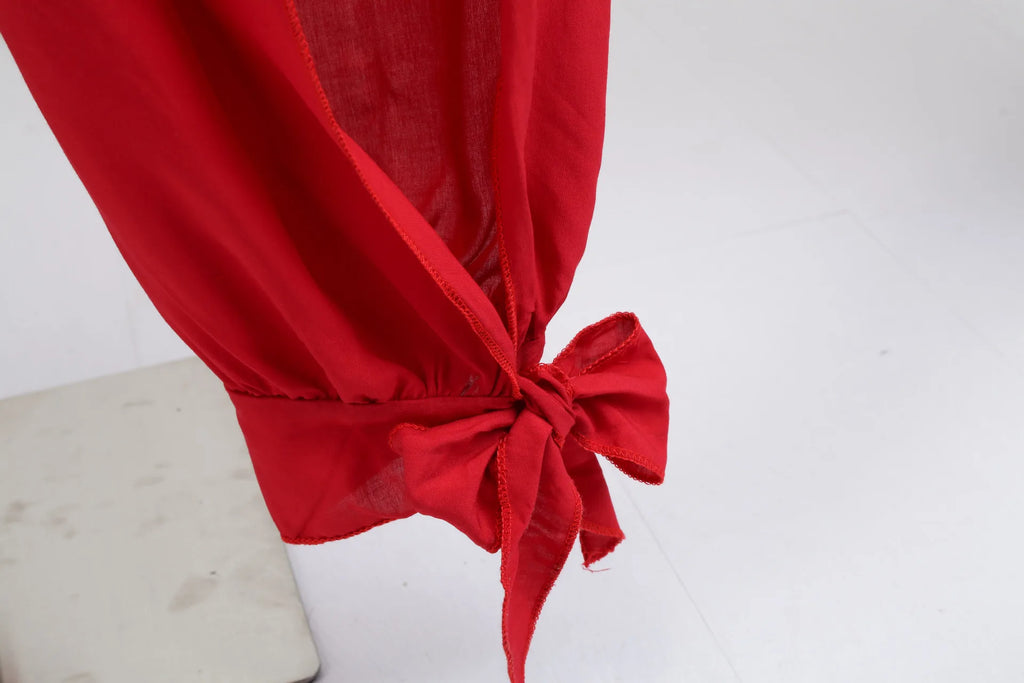 Macacão feminino sexy, com costas abertas, decote em V profundo e cordão ajustável.