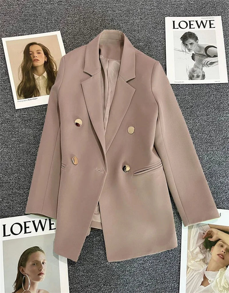 Blazer feminino elegante de manga comprida com fivela metálica. Modelagem pequena.