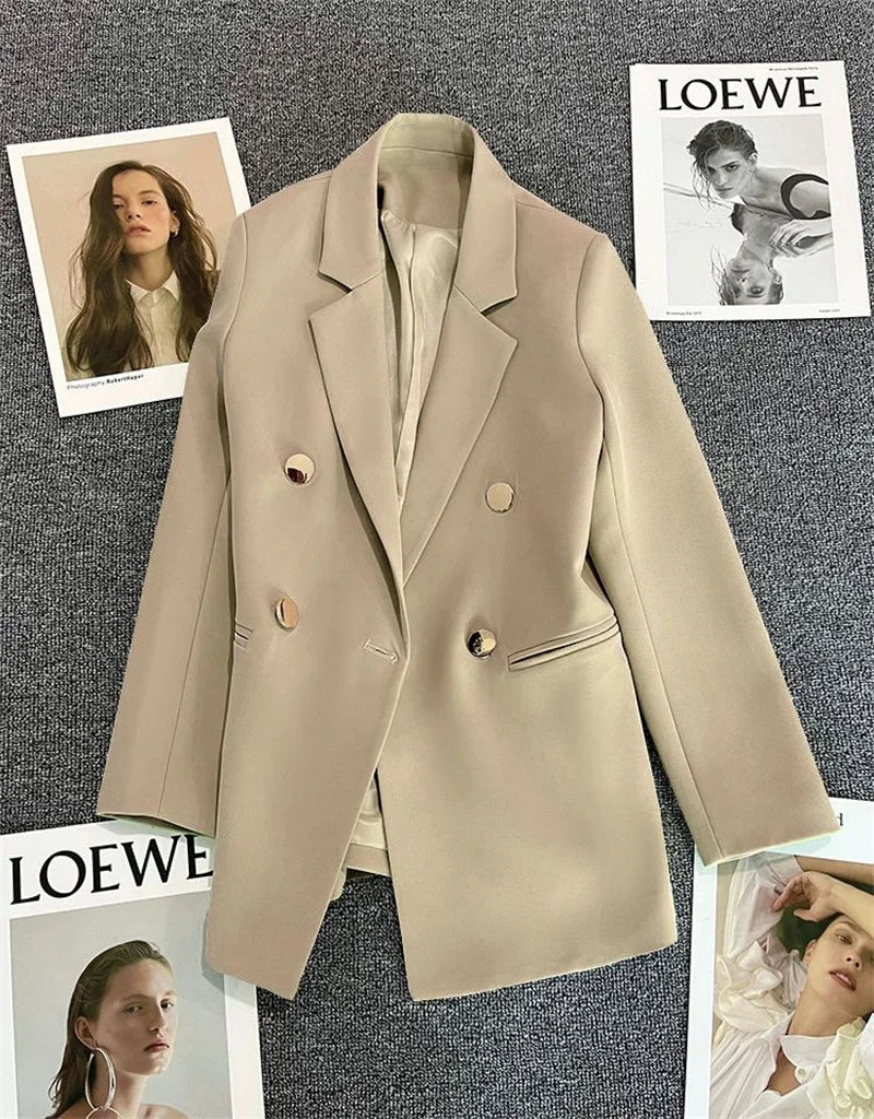 Blazer feminino elegante de manga comprida com fivela metálica. Modelagem pequena.
