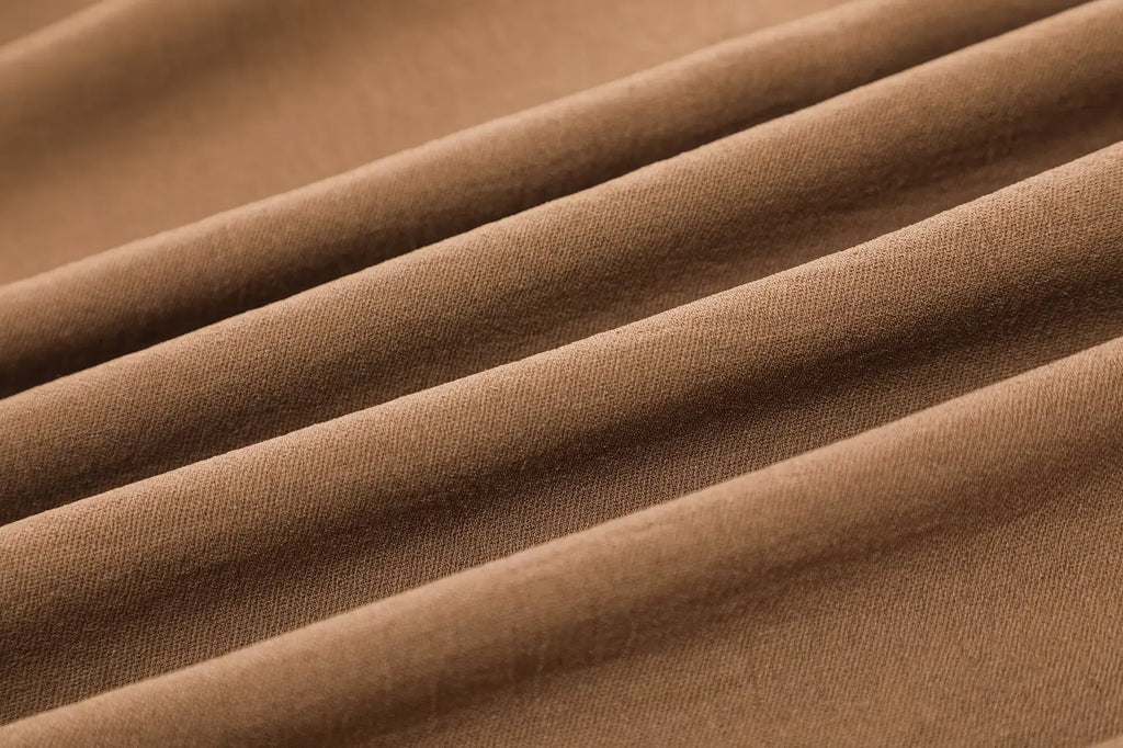 Conjunto feminino calça, com camisa de manga comprida.