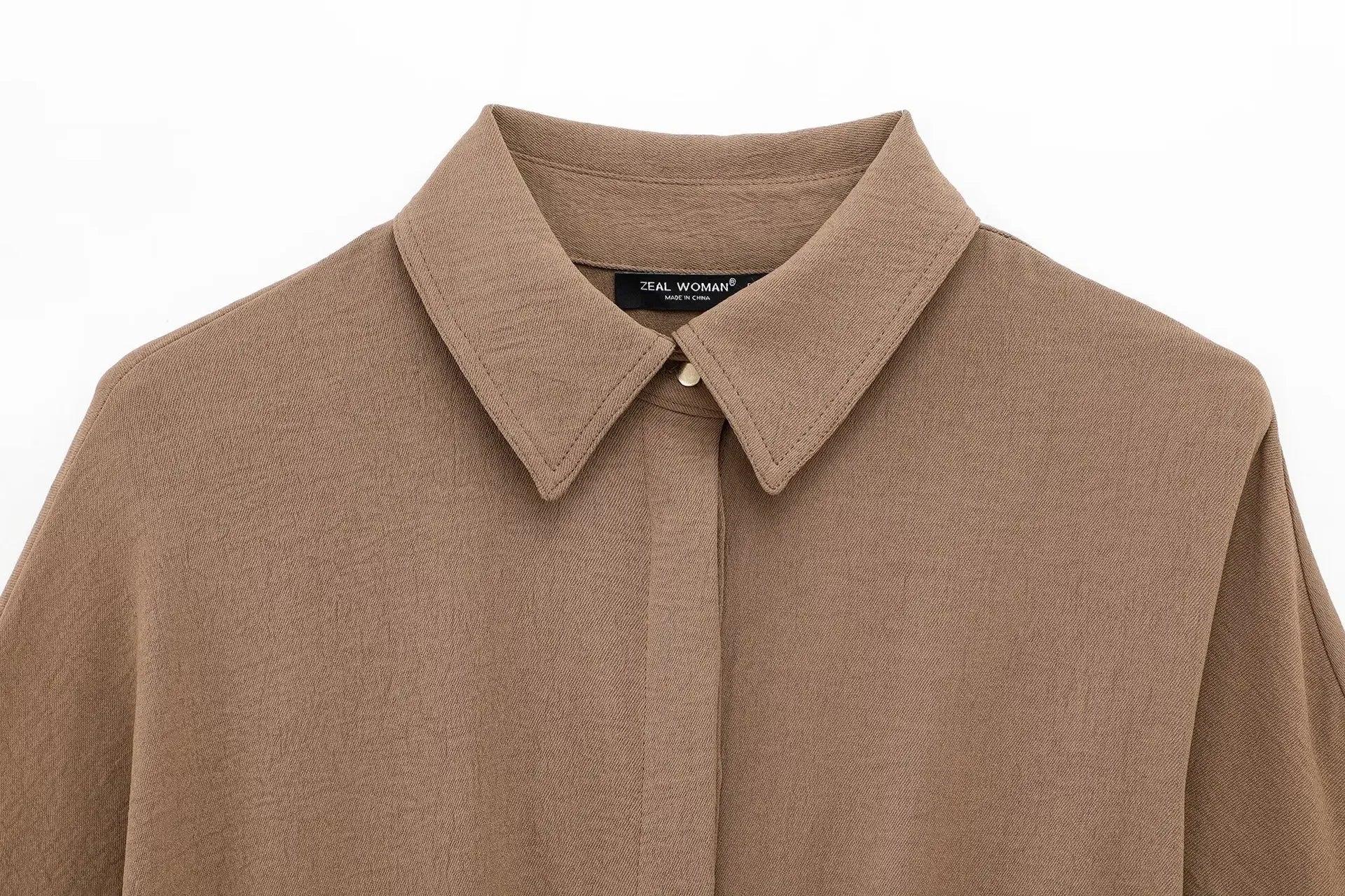 Conjunto feminino calça, com camisa de manga comprida.