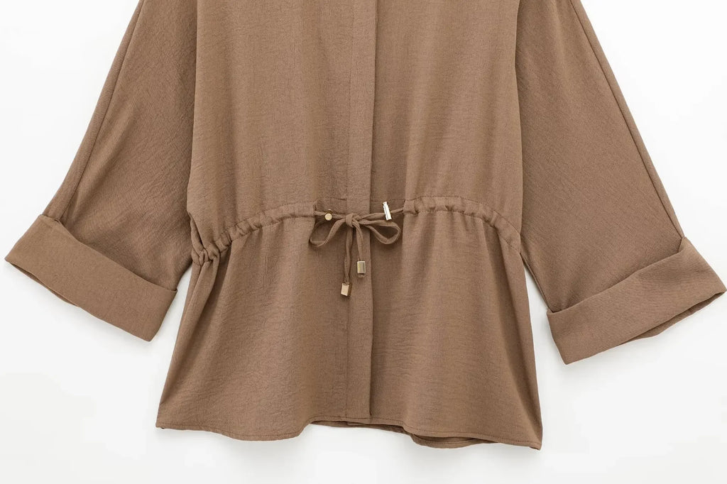 Conjunto feminino calça, com camisa de manga comprida.