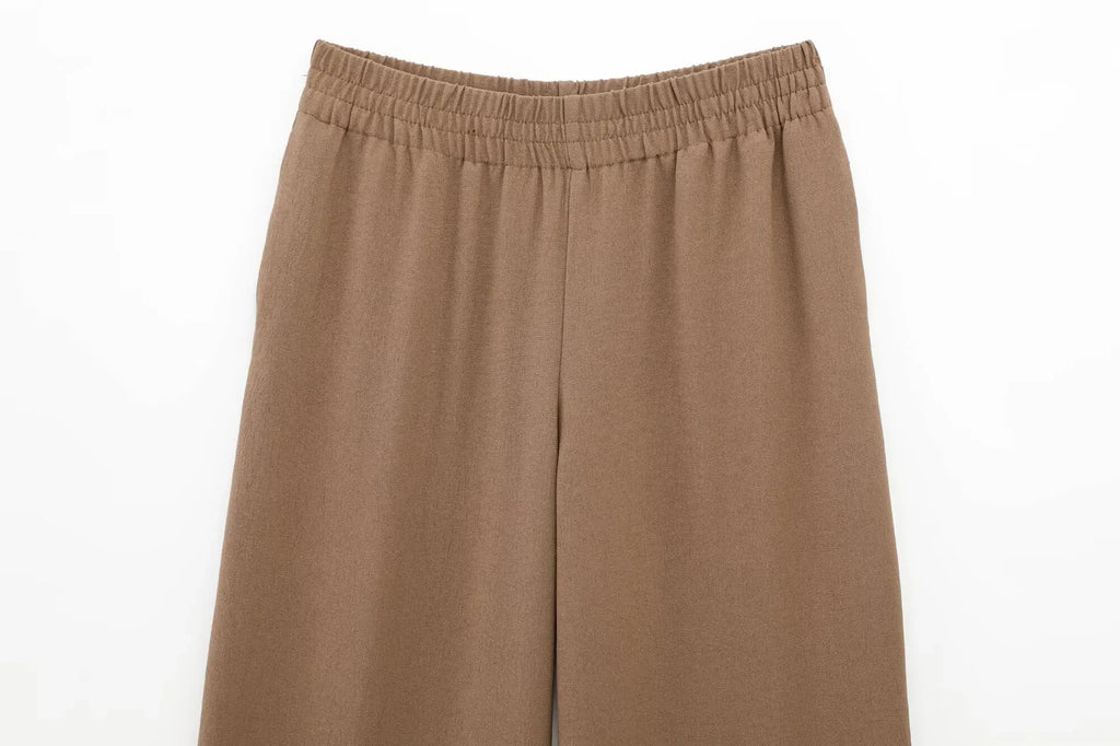 Conjunto feminino calça, com camisa de manga comprida.