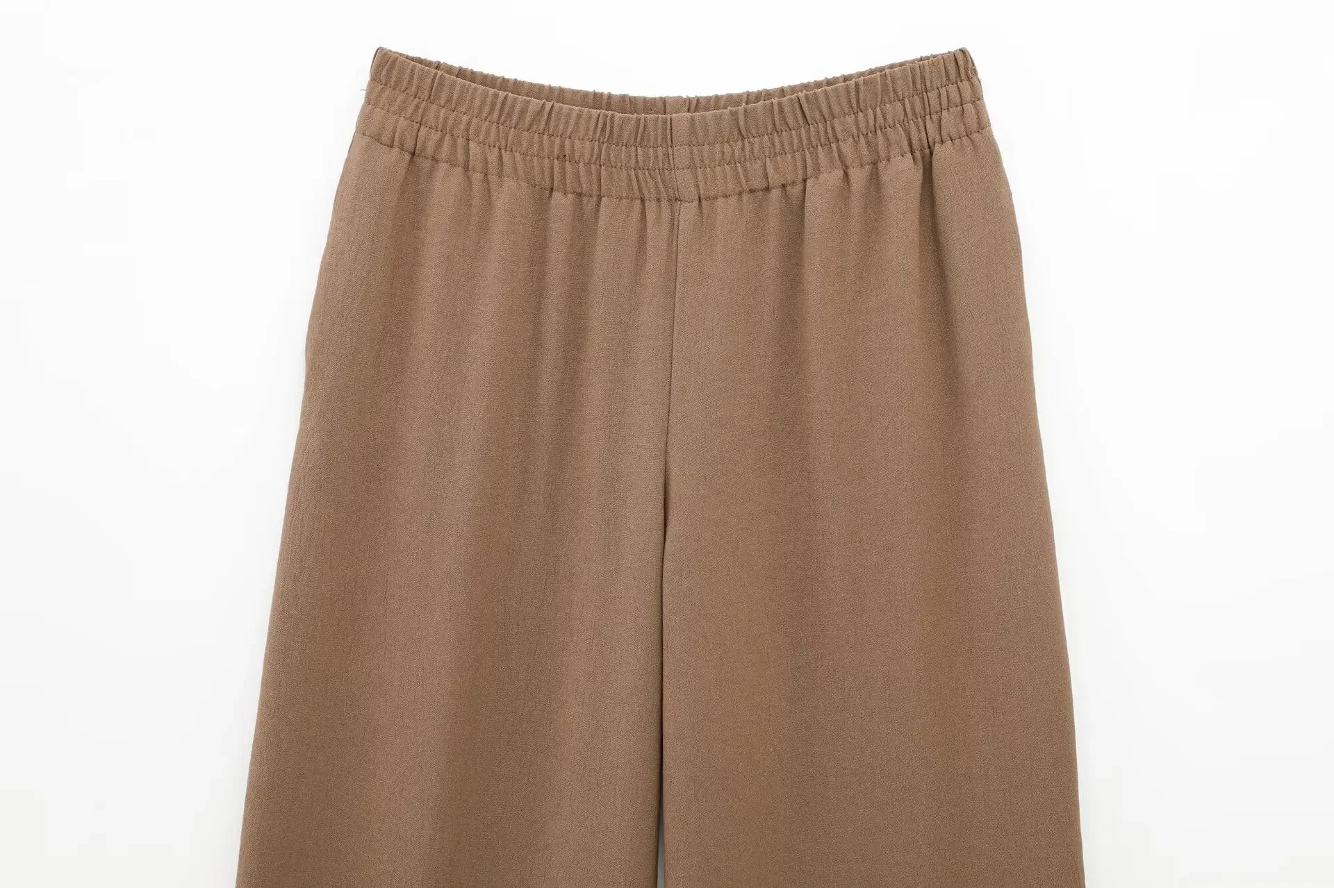 Conjunto feminino calça, com camisa de manga comprida.