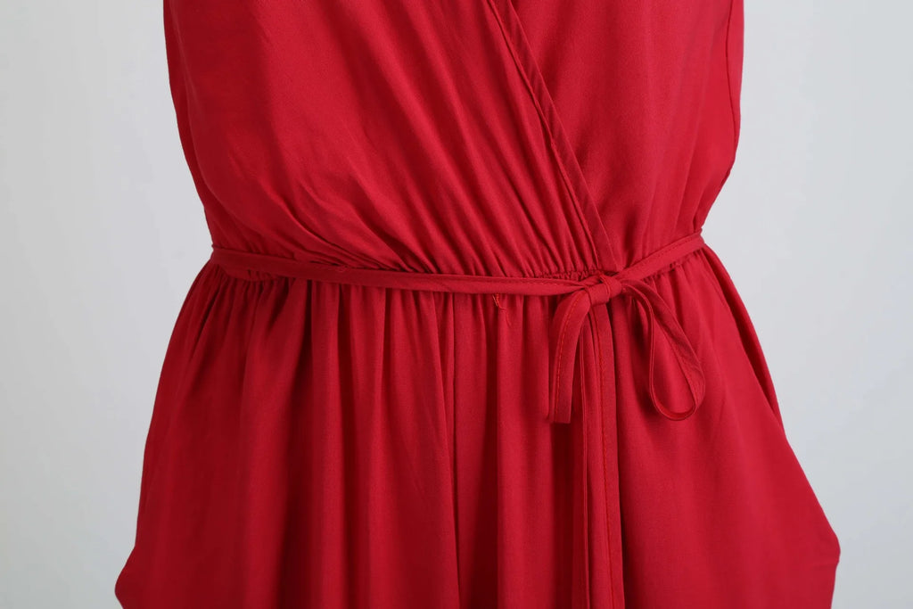 Macacão feminino sexy, com costas abertas, decote em V profundo e cordão ajustável.