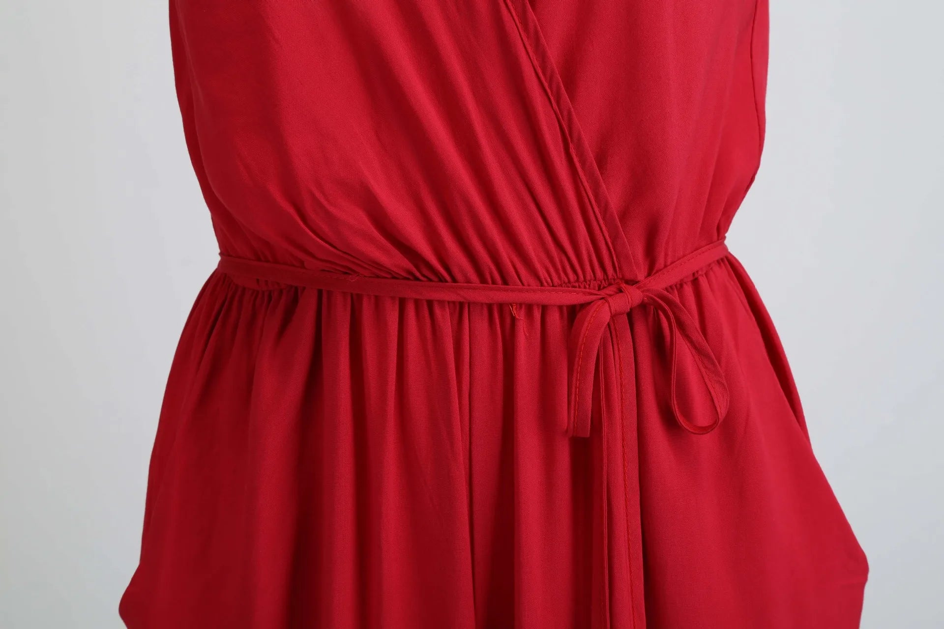 Macacão feminino sexy, com costas abertas, decote em V profundo e cordão ajustável.