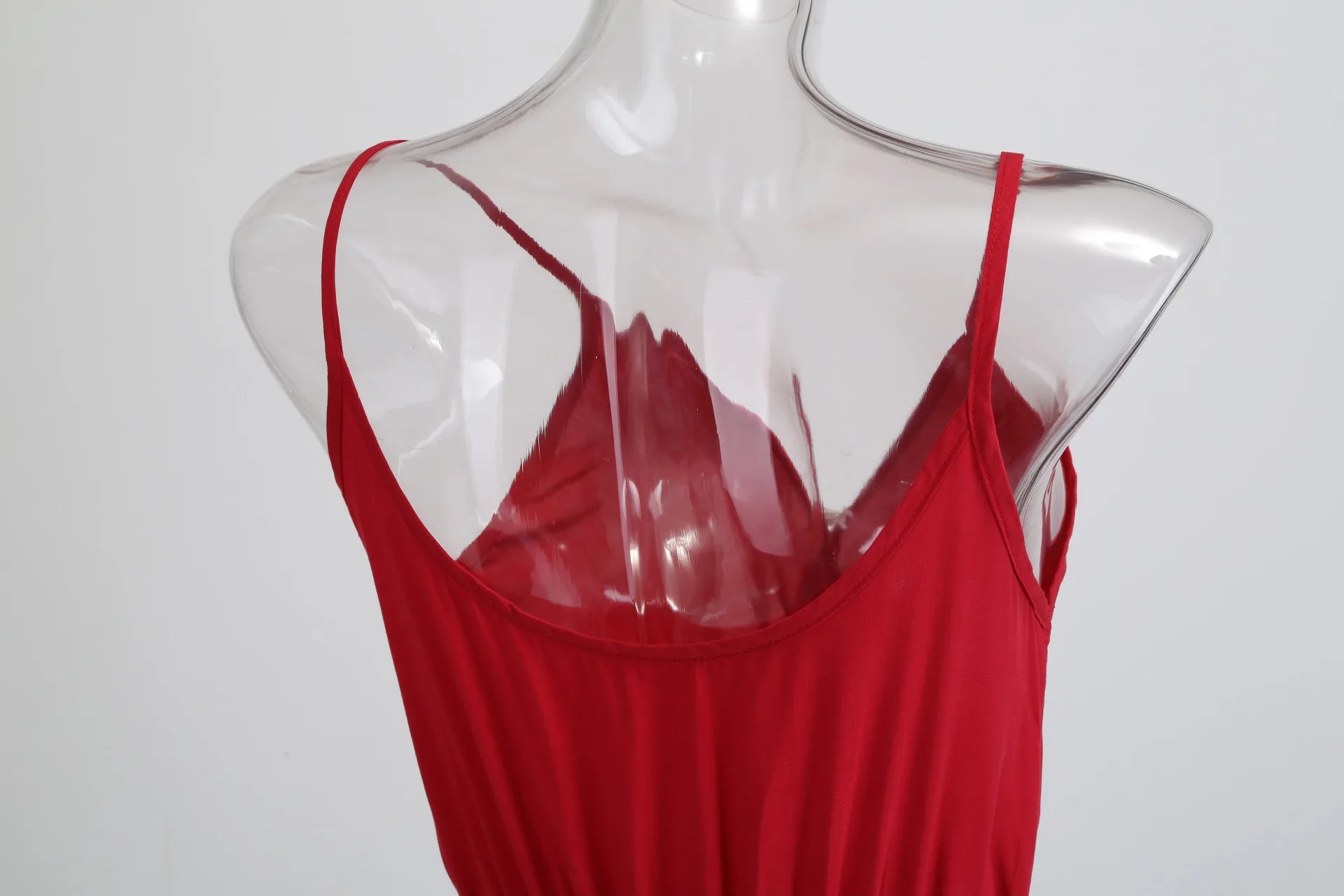 Macacão feminino sexy, com costas abertas, decote em V profundo e cordão ajustável.