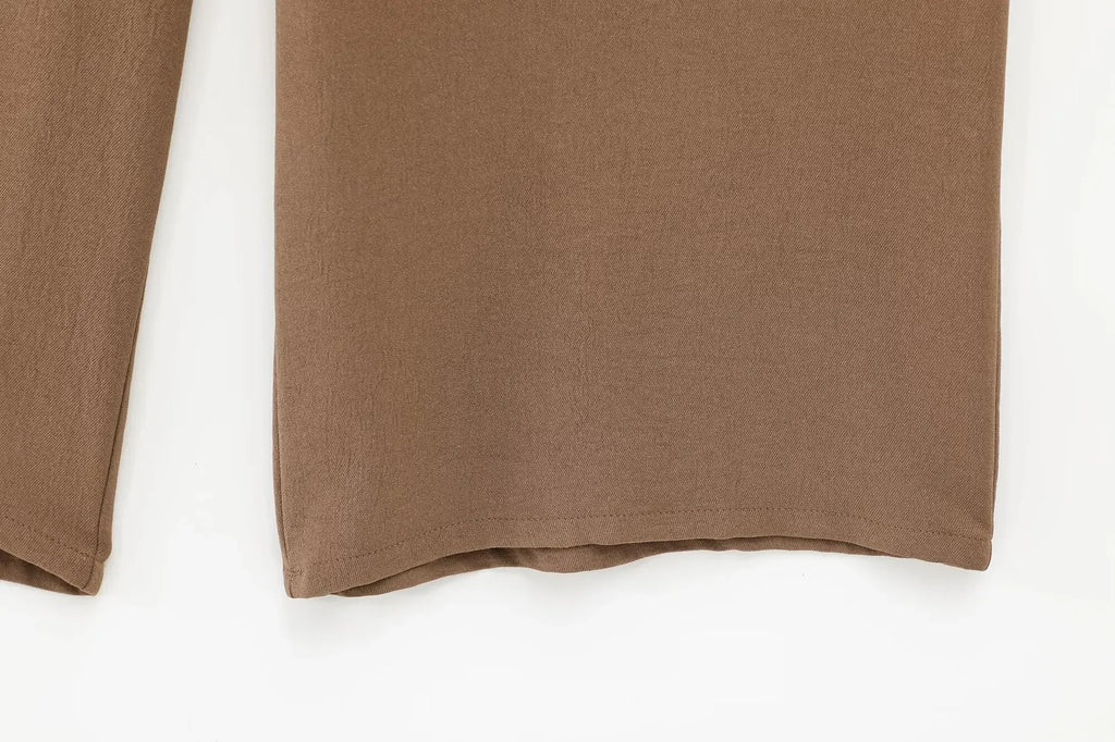 Conjunto feminino calça, com camisa de manga comprida.