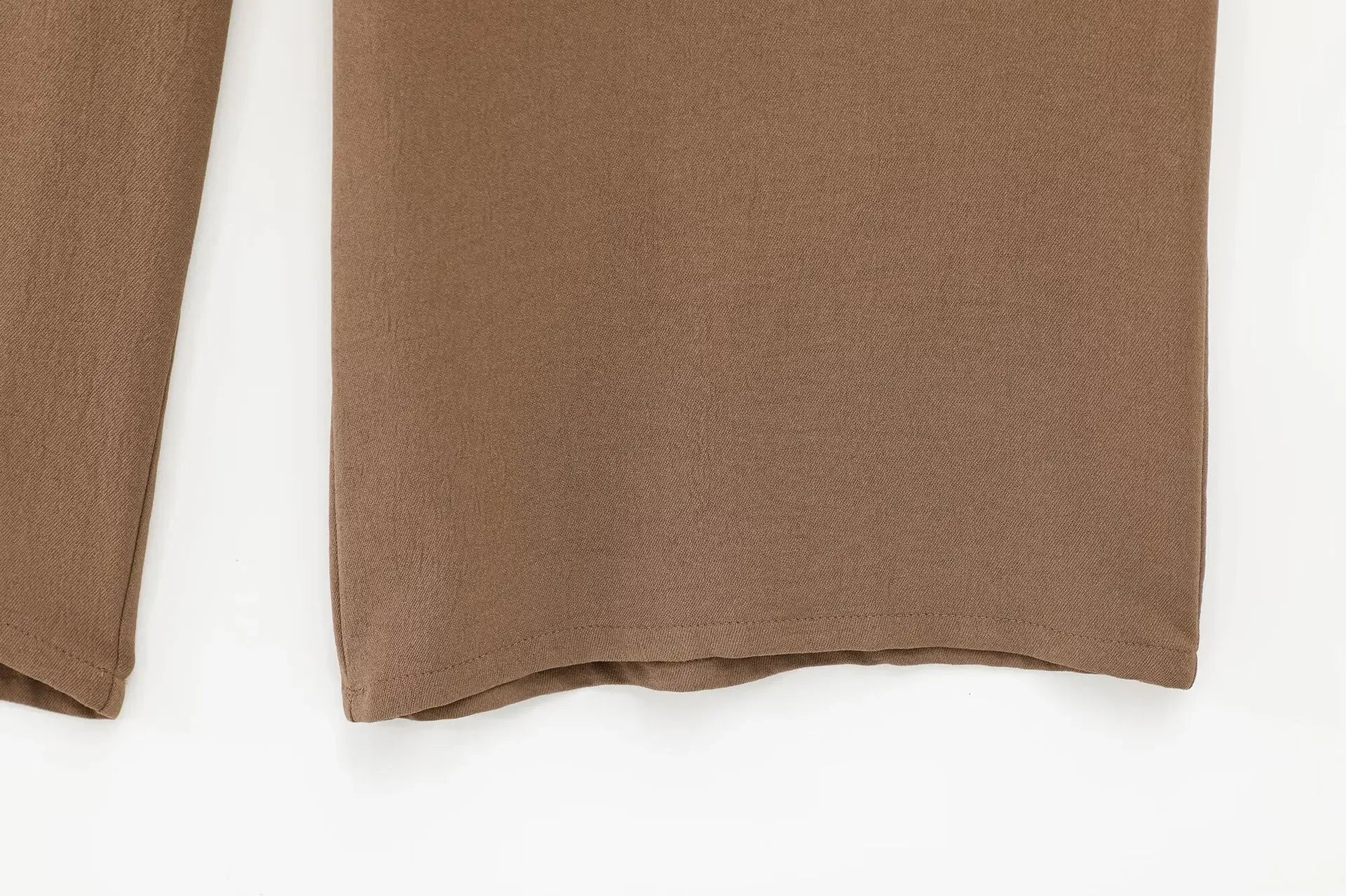 Conjunto feminino calça, com camisa de manga comprida.