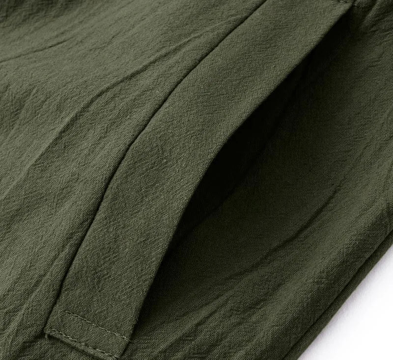 Jardineira com alças, calças pantalona.