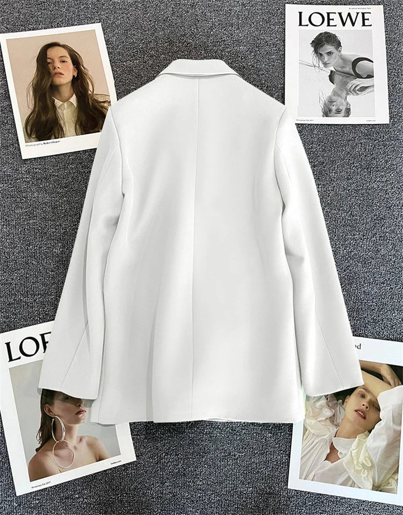 Blazer feminino elegante de manga comprida com fivela metálica. Modelagem pequena.