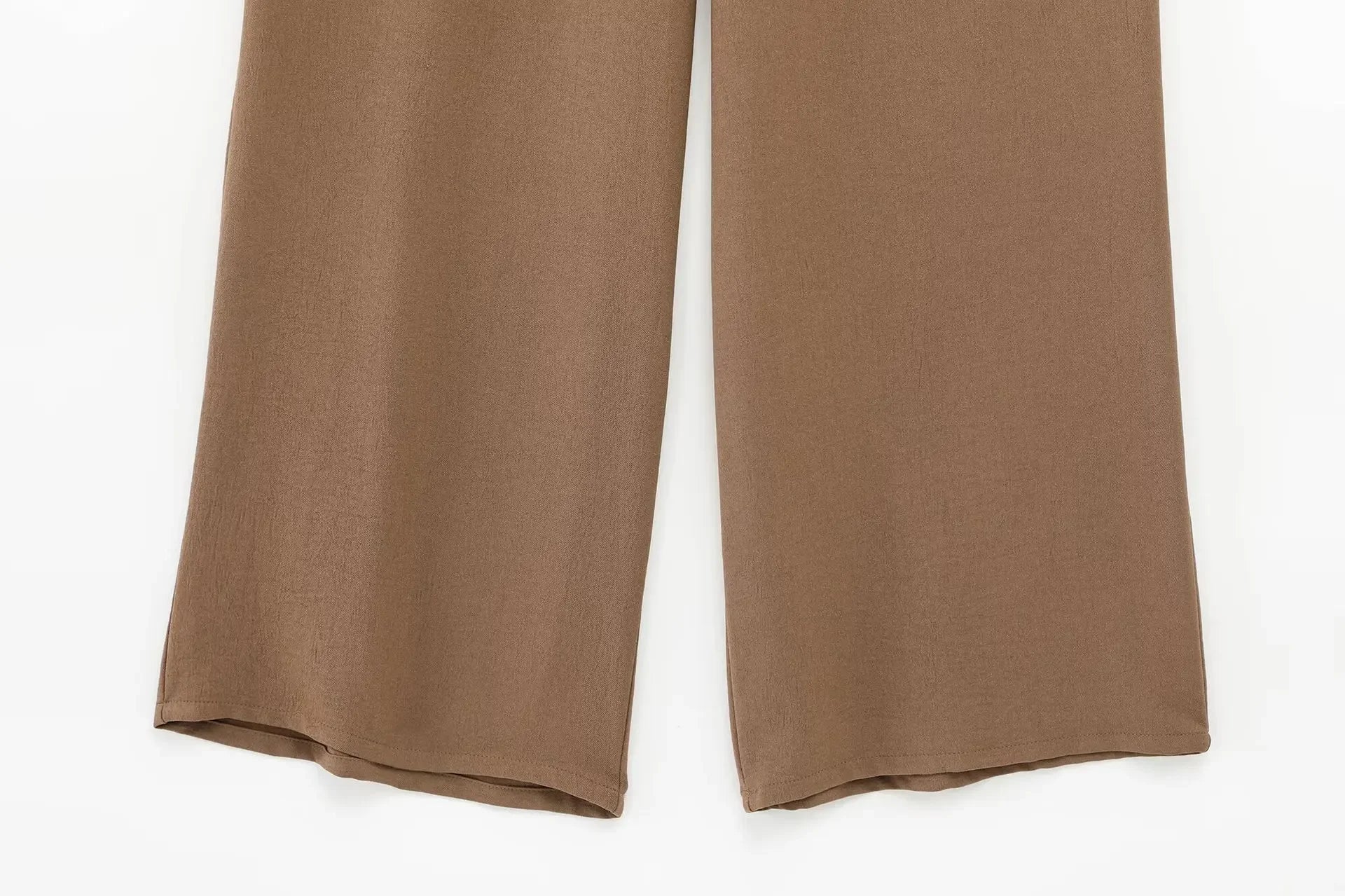 Conjunto feminino calça, com camisa de manga comprida.