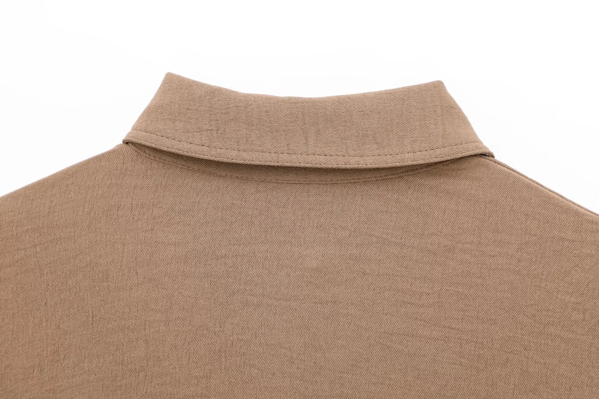 Conjunto feminino calça, com camisa de manga comprida.