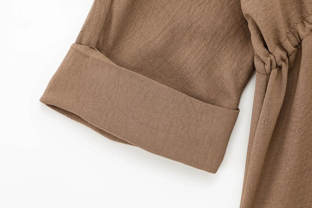 Conjunto feminino calça, com camisa de manga comprida.