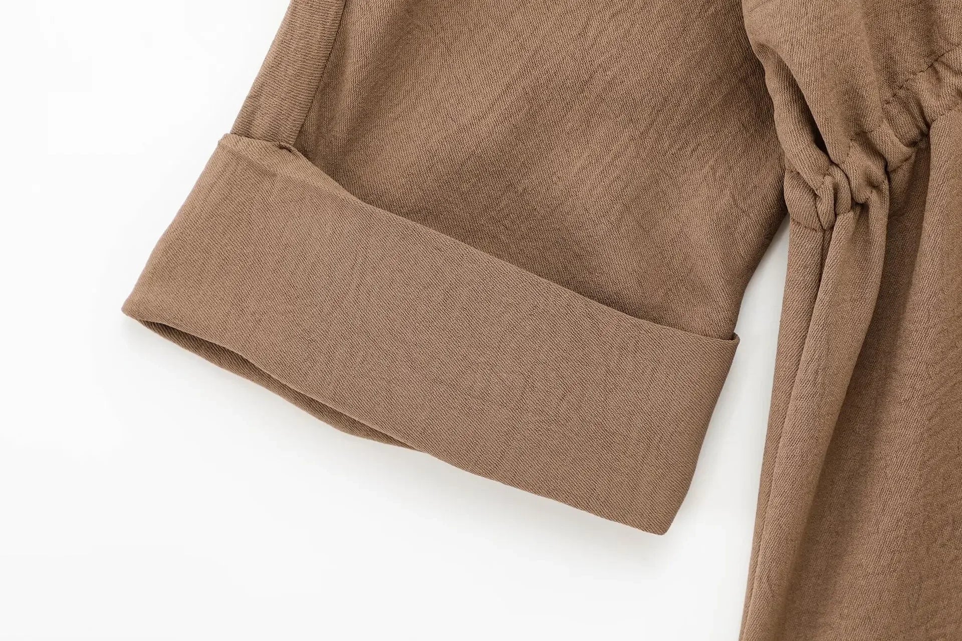 Conjunto feminino calça, com camisa de manga comprida.