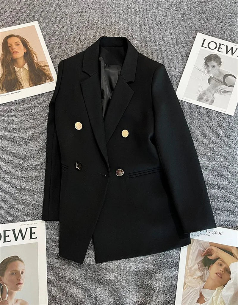 Blazer feminino elegante de manga comprida com fivela metálica. Modelagem pequena.