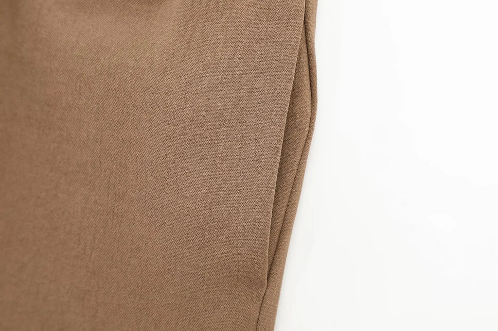 Conjunto feminino calça, com camisa de manga comprida.