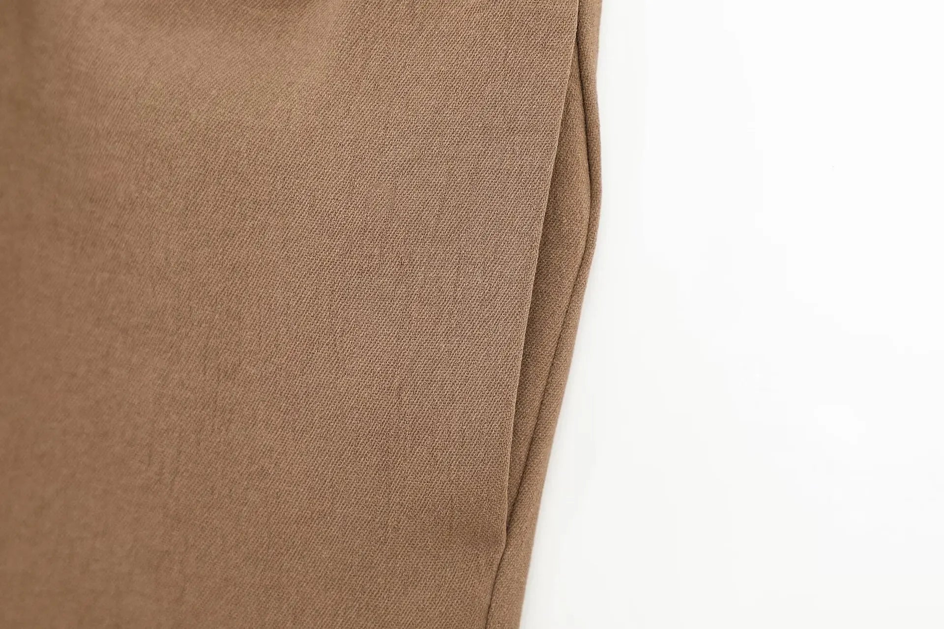 Conjunto feminino calça, com camisa de manga comprida.